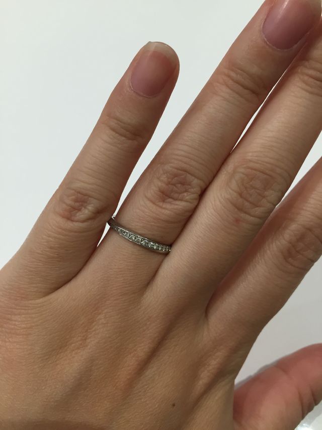 小さなダイヤがあしらわれており歳を重ねても似合うデザイン