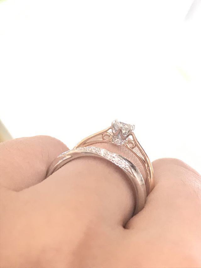 結婚指輪と重ね付けしています。