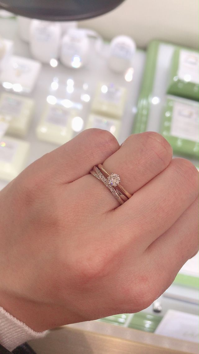購入した婚約指輪と重ね付けしています