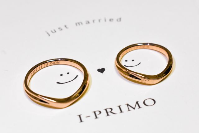 アピアスのピンクゴールド。
結婚記念日とイニシャルを刻印。