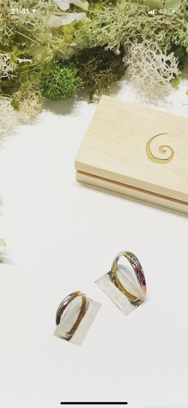 ジルコニウムという金属で色を変えられます。お店で撮りました。