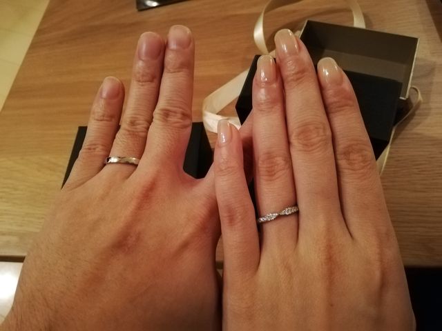 お揃いだけど男性らしさ、女性らしさをそれぞれ感じるデザイン。