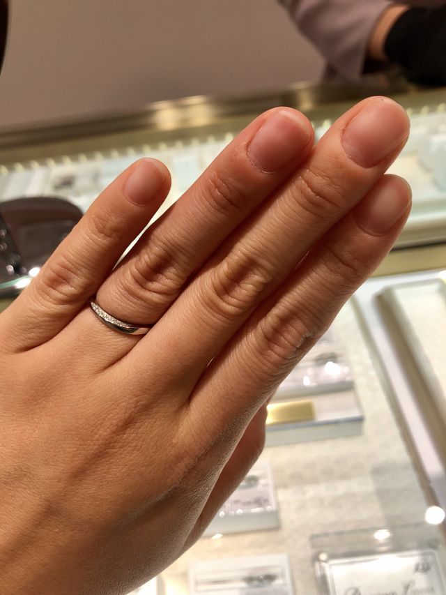 シンプルですが少し変わったデザインです