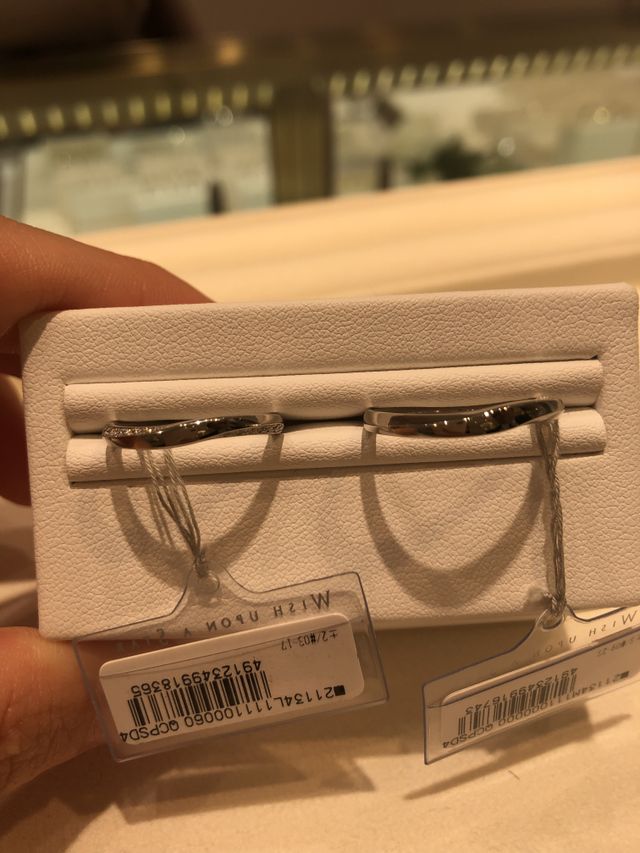 左が女性用です。ストレートですが、ウェーブっぽい。