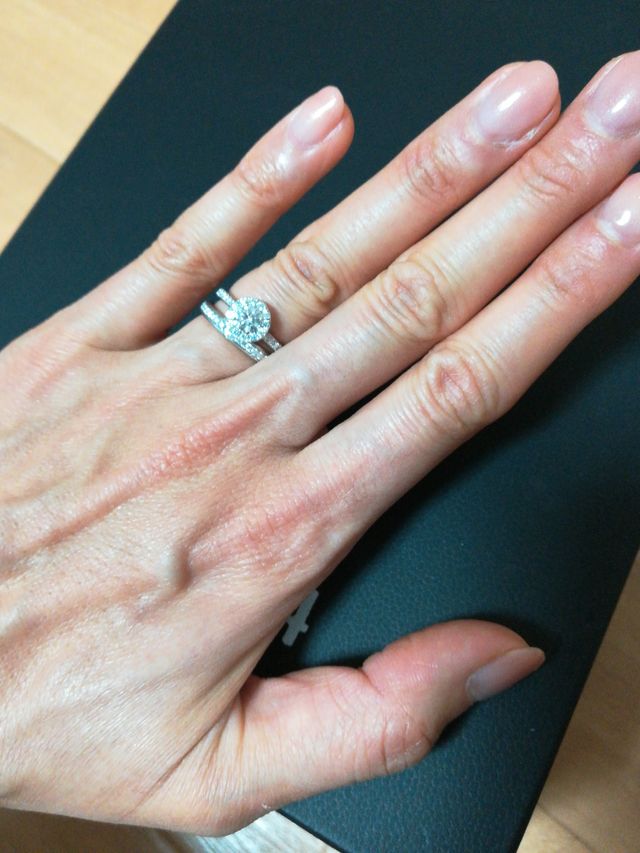 婚約指輪と結婚指輪を重ね付けして使っております。