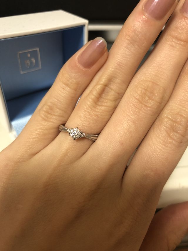 センターストーンの左右に小さなダイヤが入ったメレ0.28ct