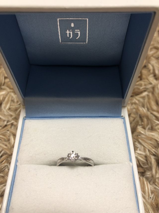 台座はミル打ちをしていてどんな服装にも合います。