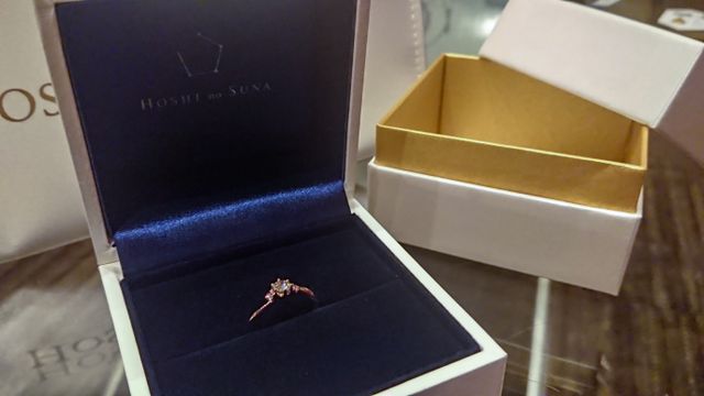 外箱と指輪に左後ろにブランド名が入った小さめのバッグです。