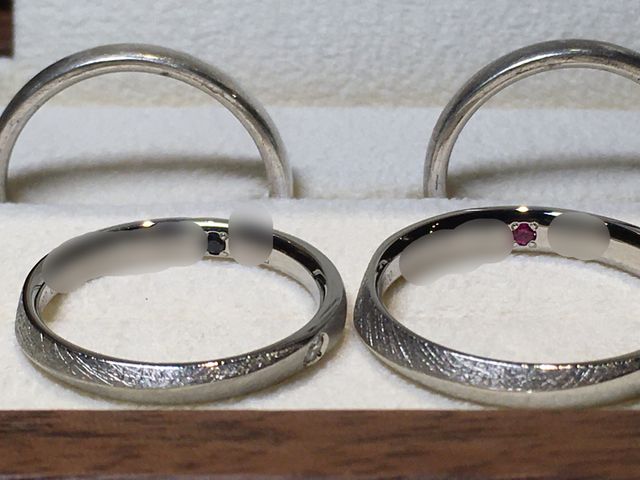 内側にサファイアとルビーを埋め込みました