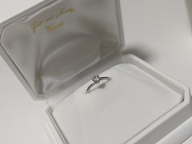 婚約指輪です。爪がハートになっているところがポイントです。