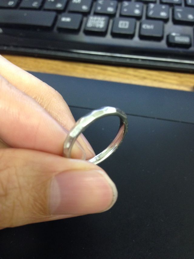 ゴツゴツとした加工が特徴的です。