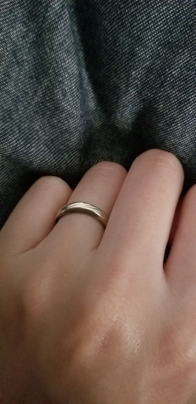 つやあり、三色色を混ぜて木目調になってます。