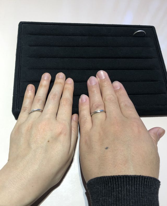 ウェーブの形で、女性用のはダイヤが5つ入っています。