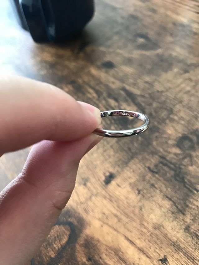 リングの内側に誕生石を入れてもらえました。