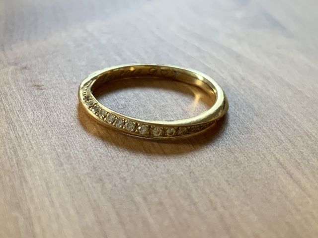 ゴールドで、形状が少し曲がってるので指が細く綺麗に見えます。