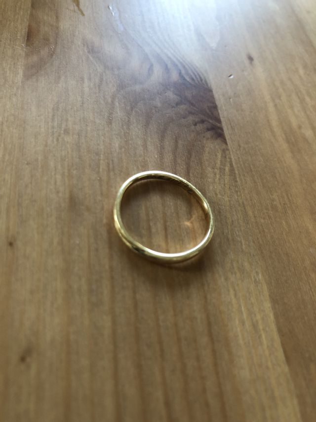 すこし捻れたリングになっております。