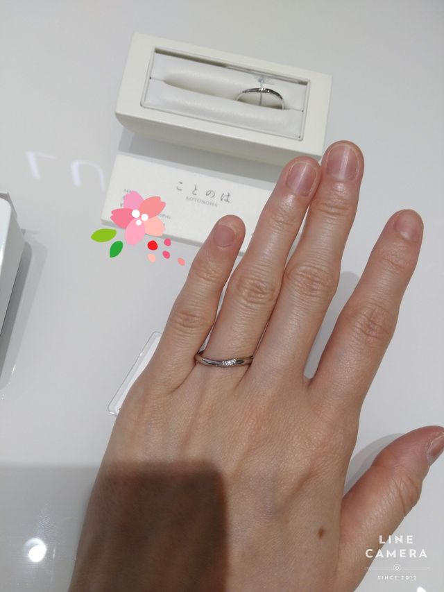 女性用の指輪を試着中
