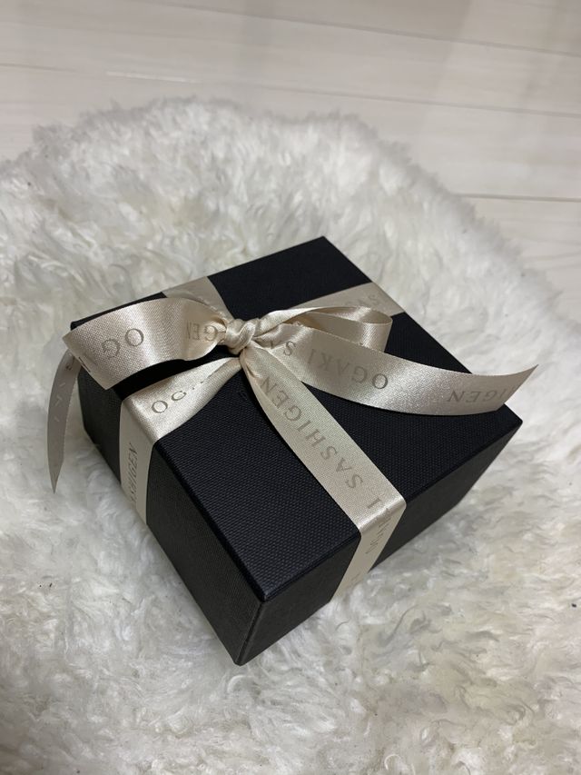 プレゼントようなボックスの中にリングピローが入っていました。