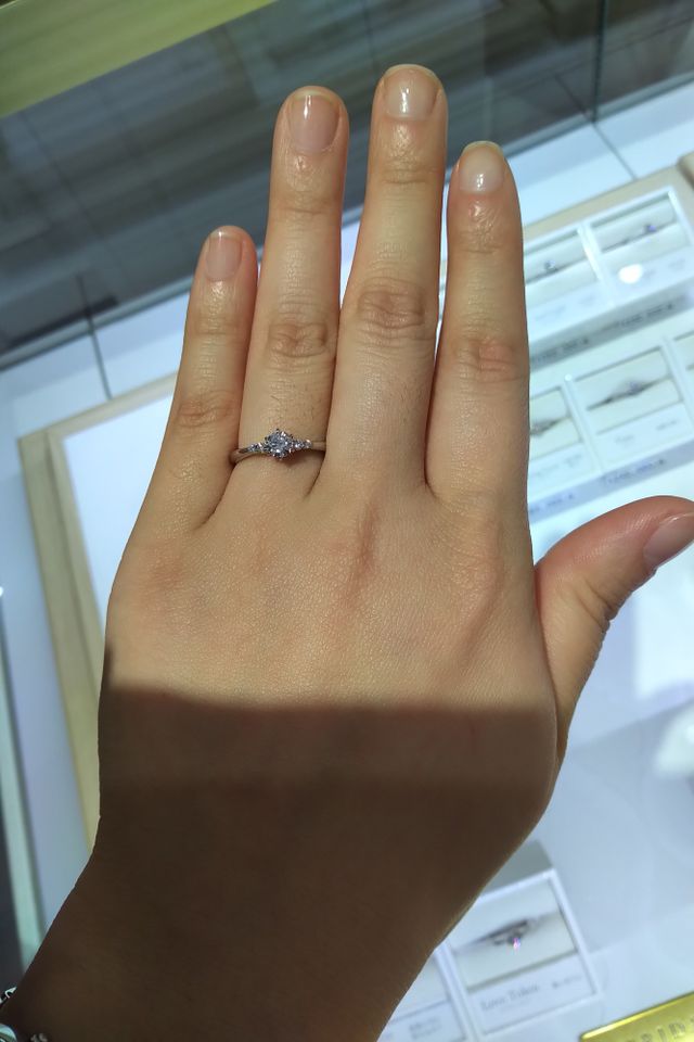 メレダイヤ付きの婚約指輪です。
