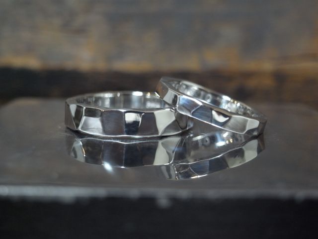 2人のフルネーム(漢字)と結婚記念日を彫っていただきました！