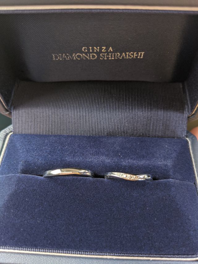 V字とU字の間くらいのデザインで指が細く長く見えますす。