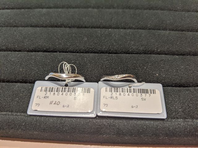 V字デザインで指が綺麗に細く見えました。