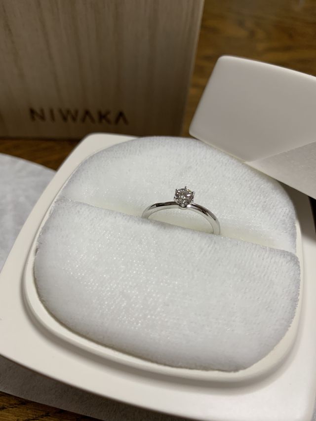 どこから見ても綺麗なラインでケースは陶器でおしゃれです！