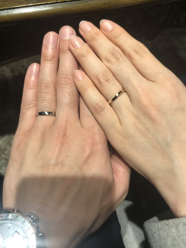 男性はプラチナ鏡面、女性はイエローゴールドの部分梨地