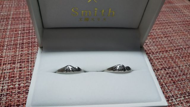 二人が出会った思い出のやま、甲斐駒ヶ岳を指輪にしました。