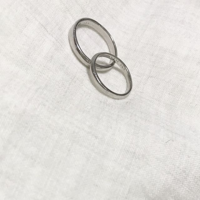 ゆっくり流れるようなひねりのあるデザインです。