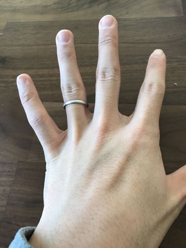 左手薬指の結婚指輪です。