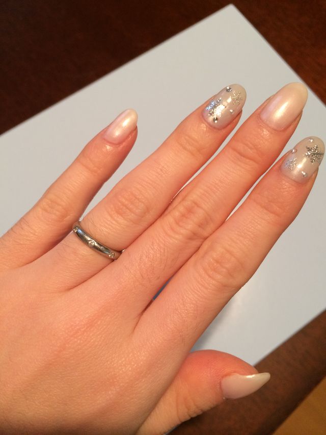 シンプルですが三つ石が入っており、指なじみが良いです。