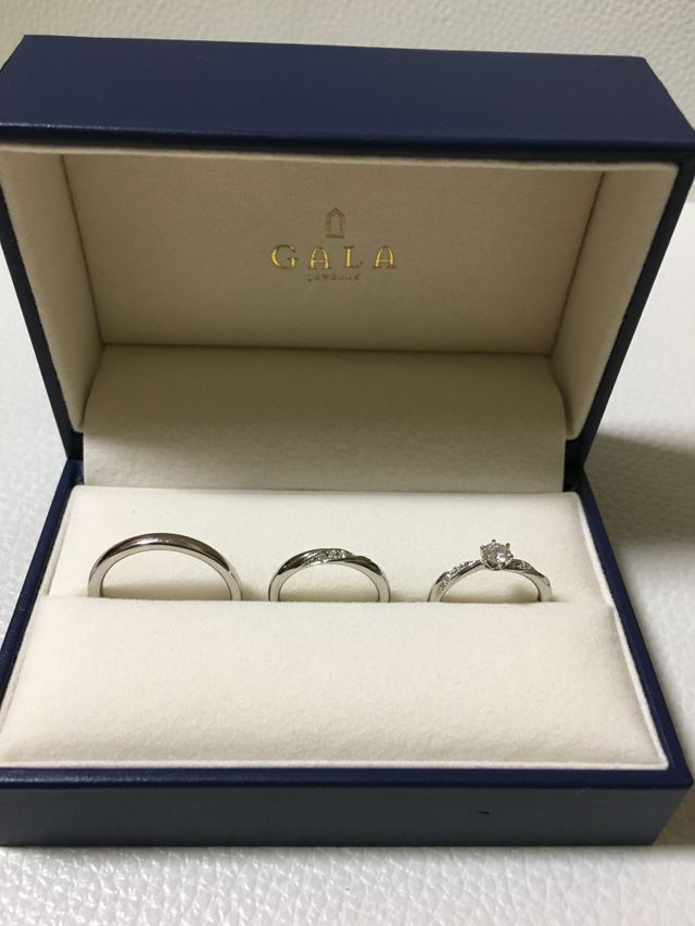婚約指輪と結婚指輪のセットリング 、男性分は別のリングです。