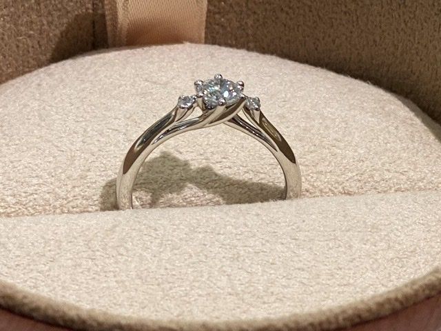 羽をイメージした形で、輝きも素敵です！