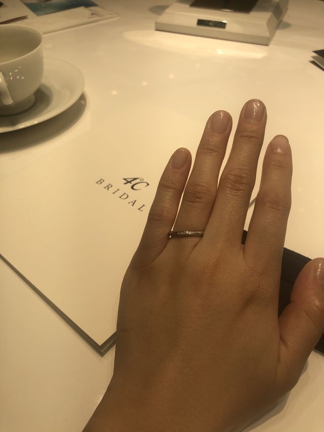 ゆるやかなラインにダイヤがついています。