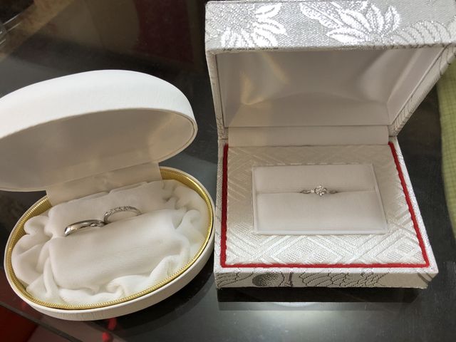 右が婚約指輪で左が結婚指輪です