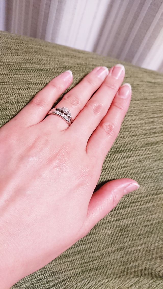 ストレートの婚約指輪に合わせやすくさらに華やかになります☆