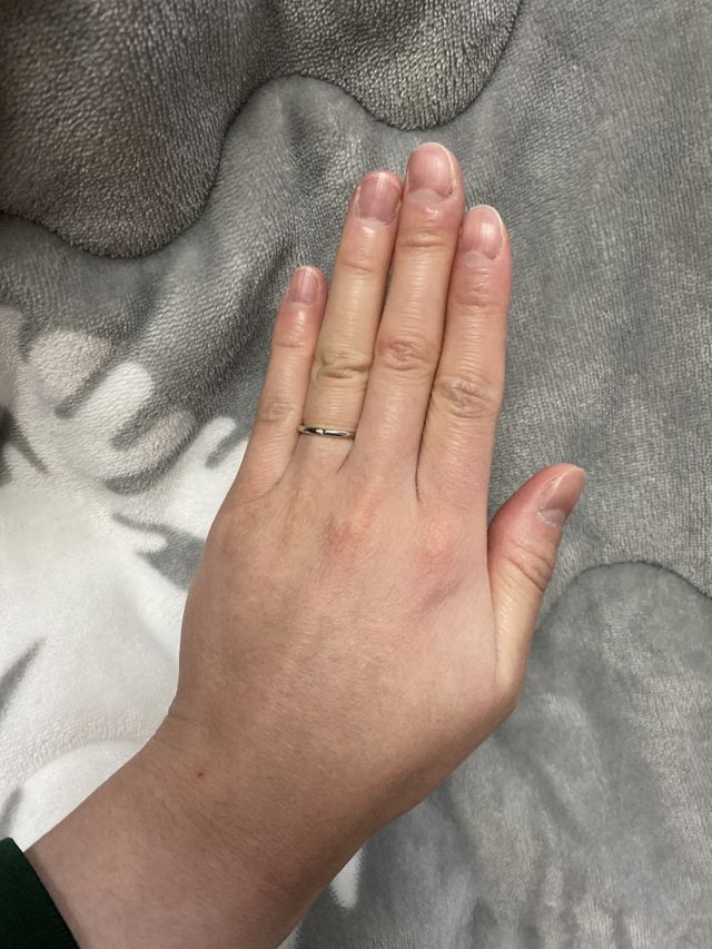 指輪はシンプルで細めのデザインです。