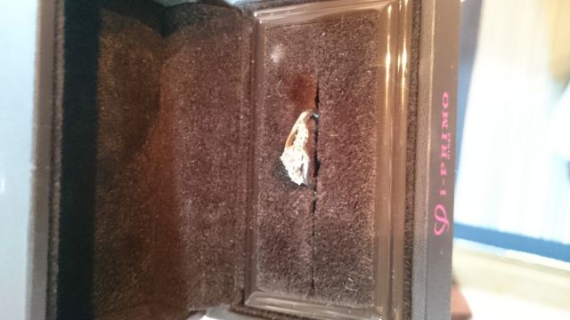 大きなダイヤモンドが真ん中についています