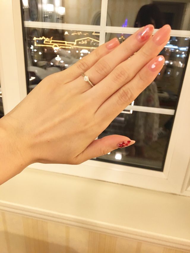 婚約指輪に選びました。