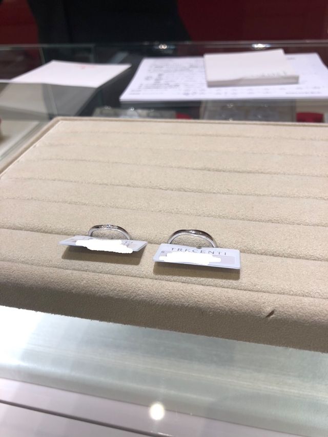 Vラインの指輪で、デザインはお互い違います。