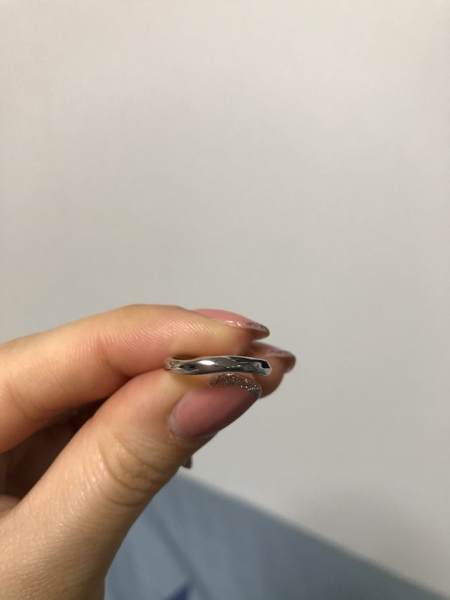 新婦の方の指輪です。シンプルですが少しひねりがはいってます。