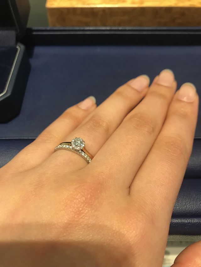 結婚指輪と婚約指輪を重ねて着用した写真です。