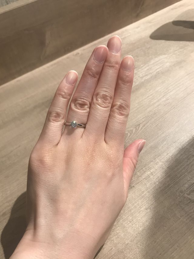 シンプルな一粒ダイヤで、ストレートタイプのものにしました。