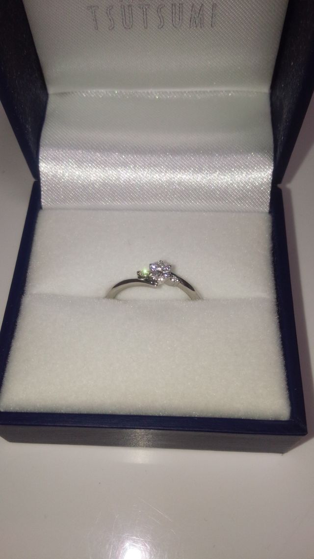 ポイントにダイヤがあって、指がきれいに見えます