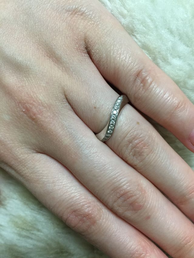 ダイヤモンドが13個入っていて、端の方にミルうちされています