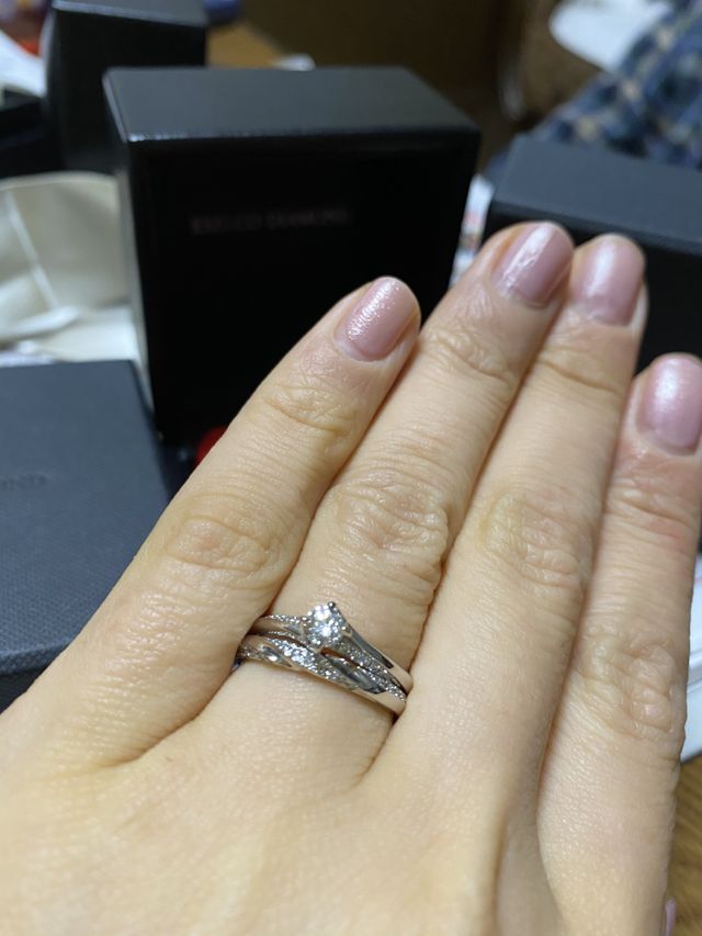 婚約指輪、結婚指輪共に小さなダイヤモンドが入っててお気に入り