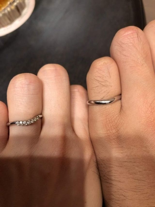 緩いV字で、真っ直ぐ伸びた綺麗な指の男性にも似合いました。