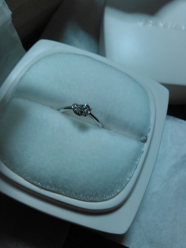 陶器の指輪ケースと婚約指輪