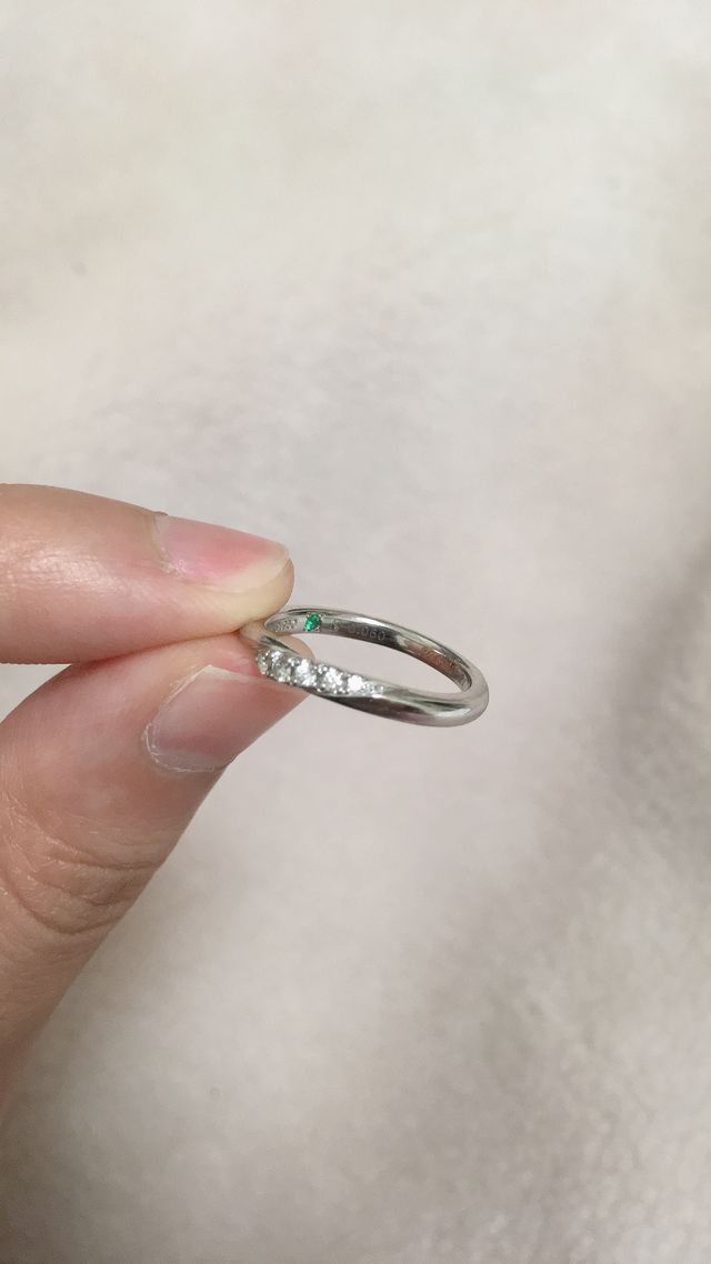 内側の緑のストーンは、旦那の誕生石を入れています。